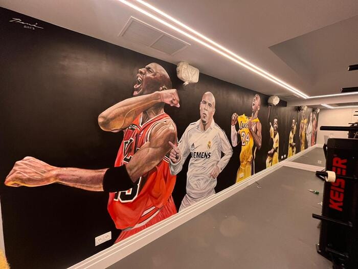 Mural de la NBA creado por René Mäkelä, destacando a estrellas del baloncesto en un estilo moderno