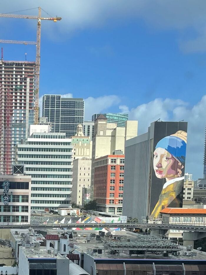 René Mäkelä pintando mural La Joven de la Perla en un edificio de 40 metros en Downtown Miami