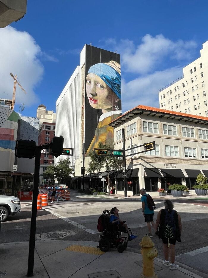 Murales en Miami por René Mäkelä, inspirado en La Joven de la Perla