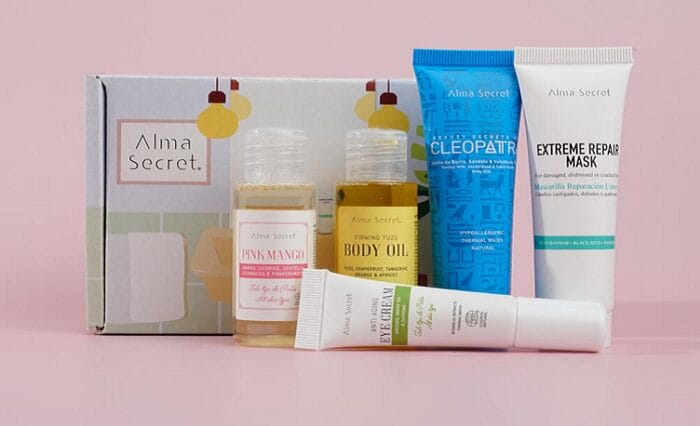 Caja con varios productos de la marca Alma Secret para el cuidado de la piel
