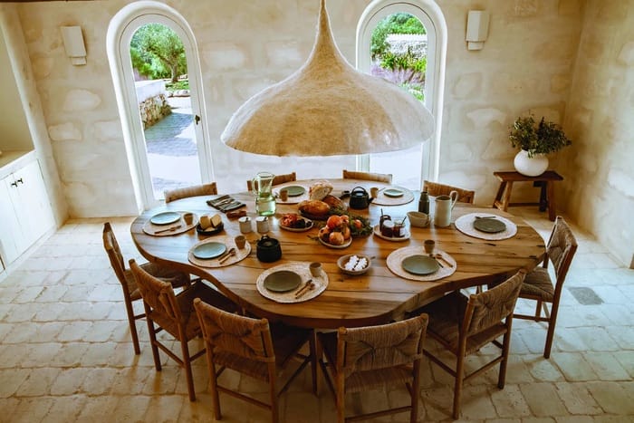 comedor de lujo con un enfoque que combina elegancia y conexión con la naturaleza