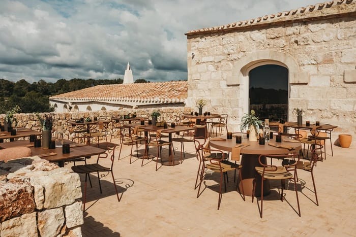 terraza con diseño elegante y natural