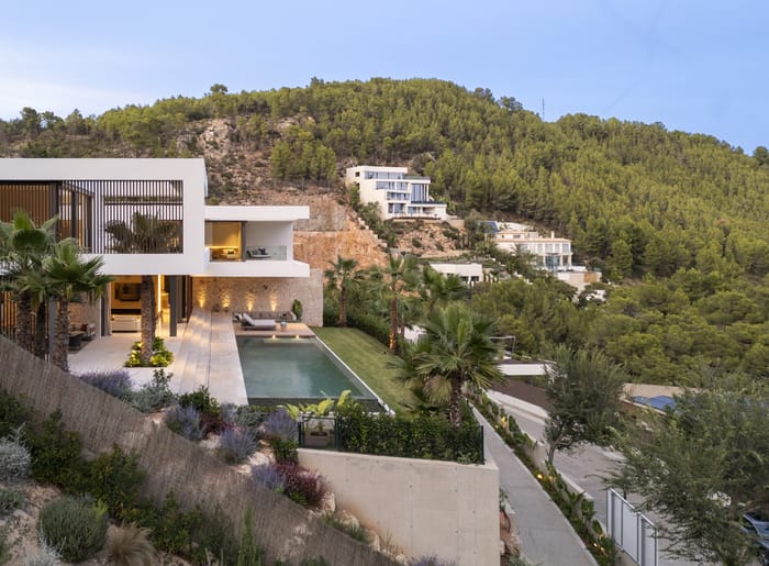 Piscina infinita rodeada de naturaleza en diseño vanguardista en Mallorca