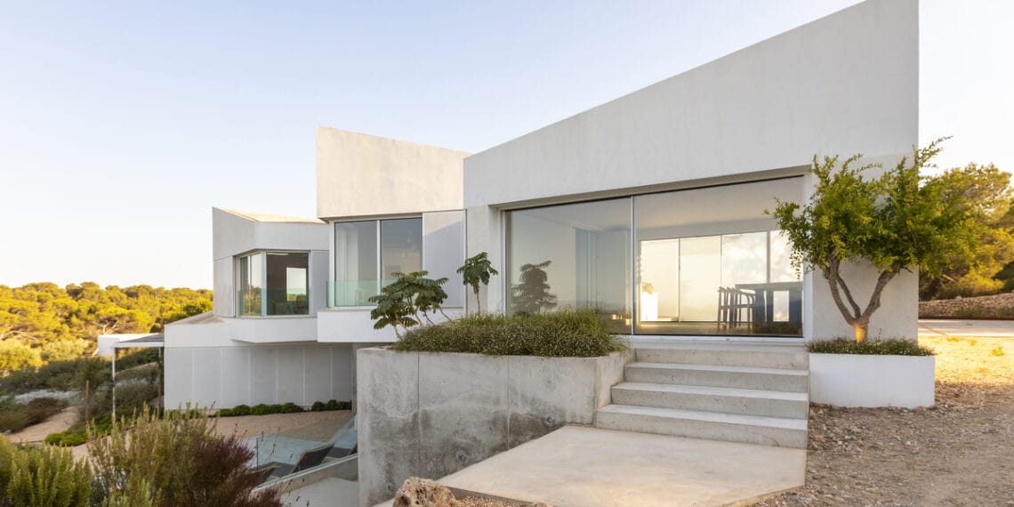 Fachada de una casa de estilo mediterráneo minimalista en Menorca