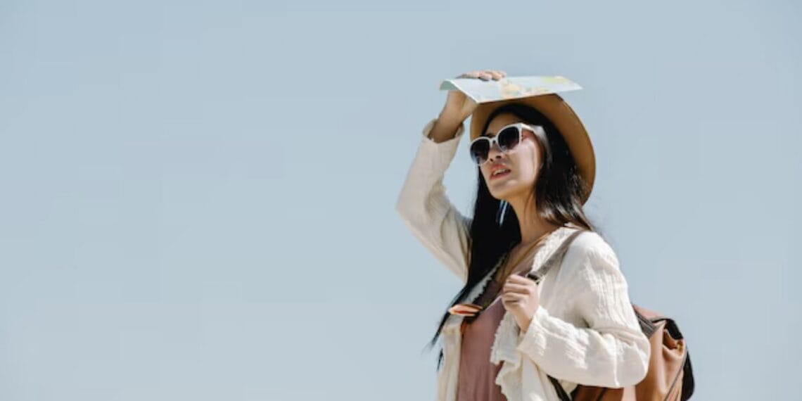 mujer de viaje con gafas de sol