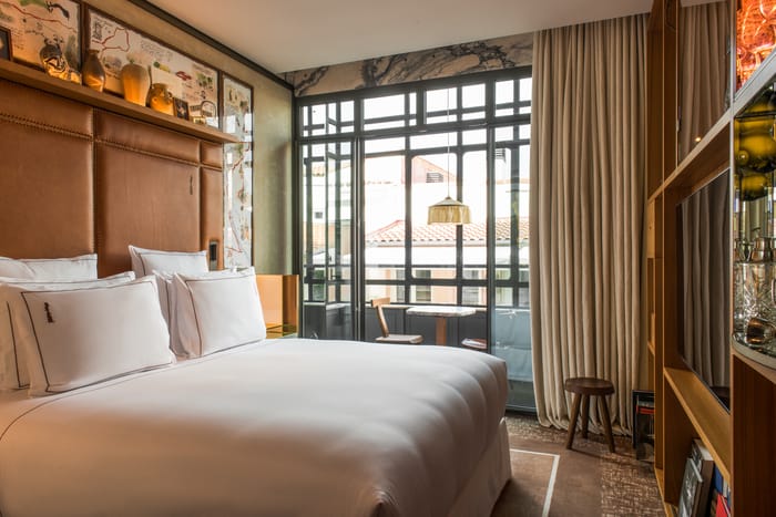 Habitación Premium con toques de diseño español en Brach Madrid, el lugar ideal para descansa