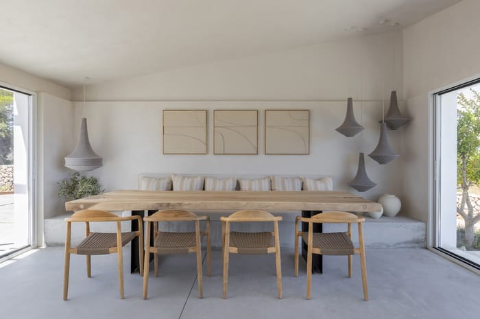 Espacio interior en Menorca, con salón de concepto abierto, muebles minimalistas