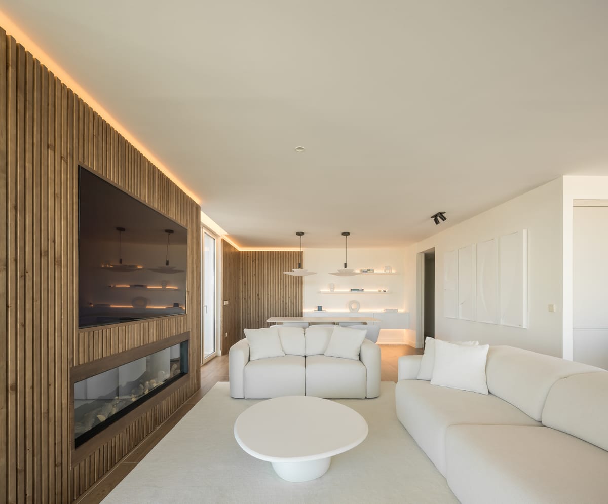 Sala de estar de diseño contemporáneo con acabados artesanales en la Torre IKON de Valencia