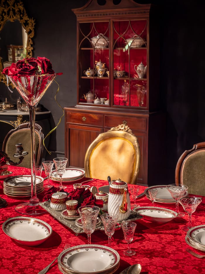 mesa elegante con decoración de colores dorados y rojos