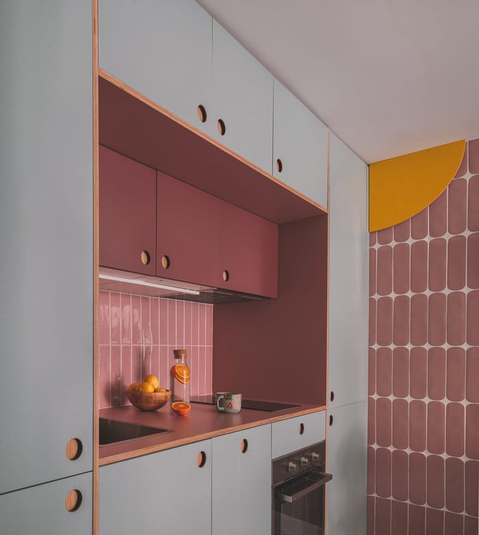 Cocina con cerámica pastel de WOW Design en proyecto Casa TUR