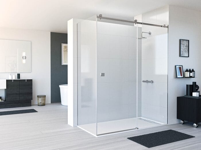 Cuarto de baño con una mampara corredera con un diseño minimalista