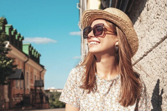 mujer con gafas de sol divirtiendose