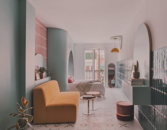 Diseño de salón con elementos cerámicos y decoración moderna