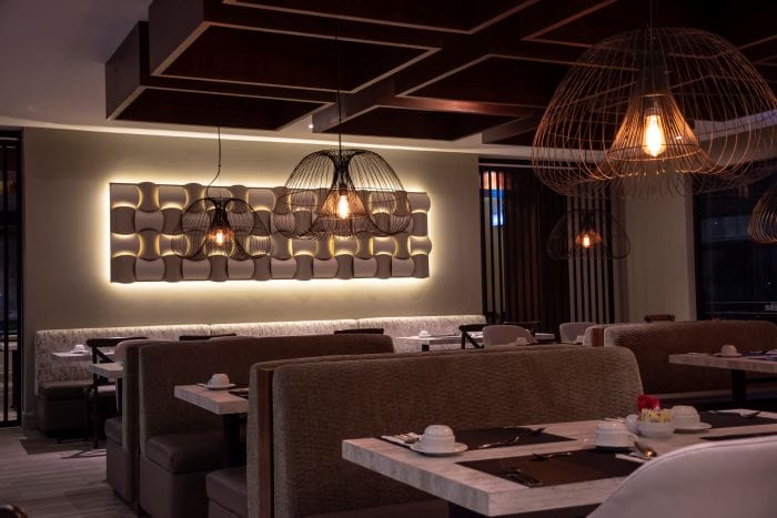 Tendencias de muebles para restaurantes. Mueble en pared con luz LED incrustada