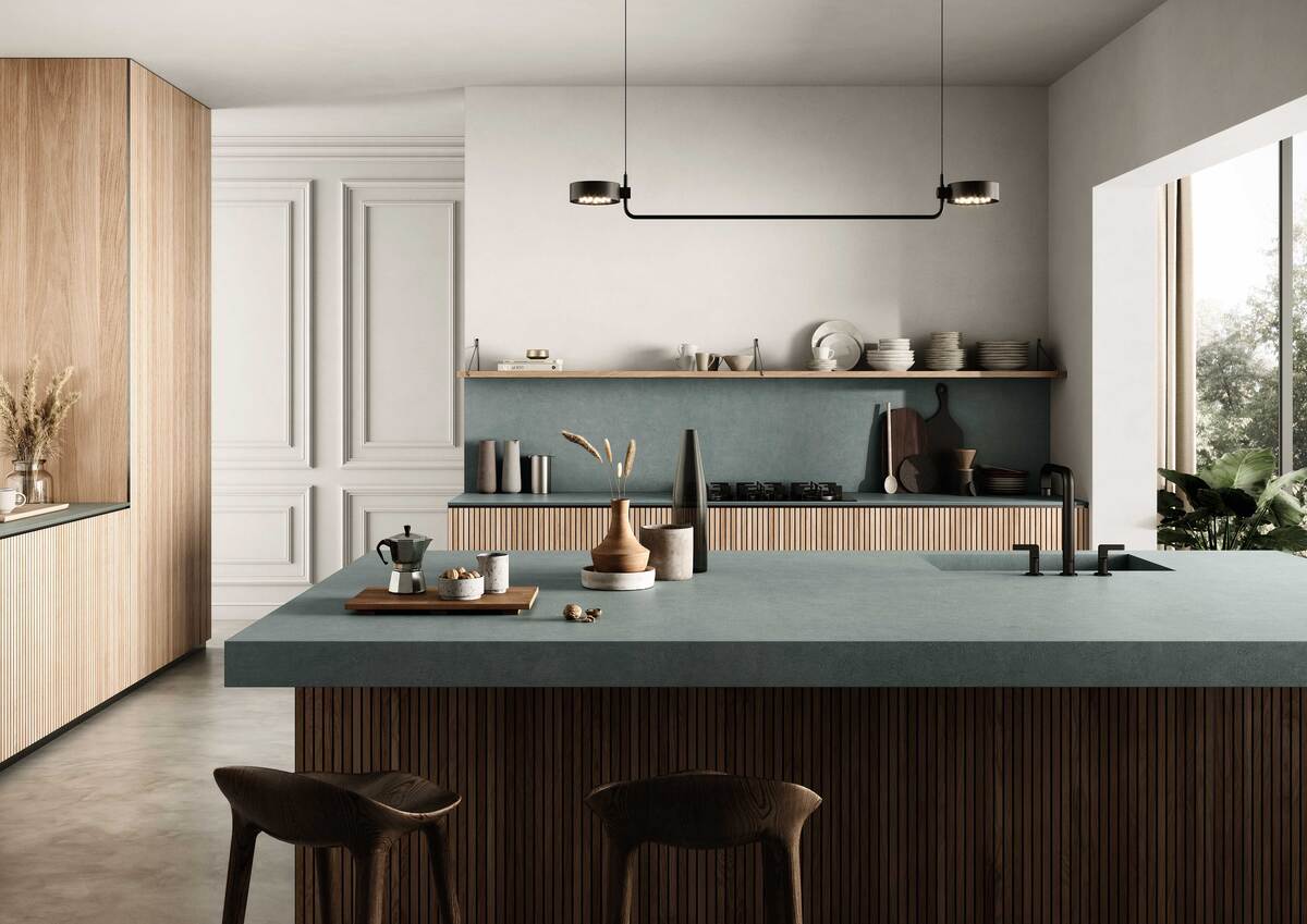 Espacio decorado con estilo Japandi: líneas limpias, tonos neutros y materiales naturales.