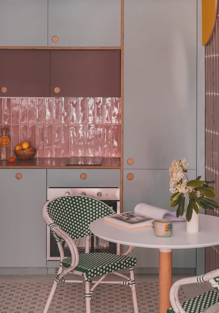 Detalle de cerámica en cocina con tonos suaves y acogedores