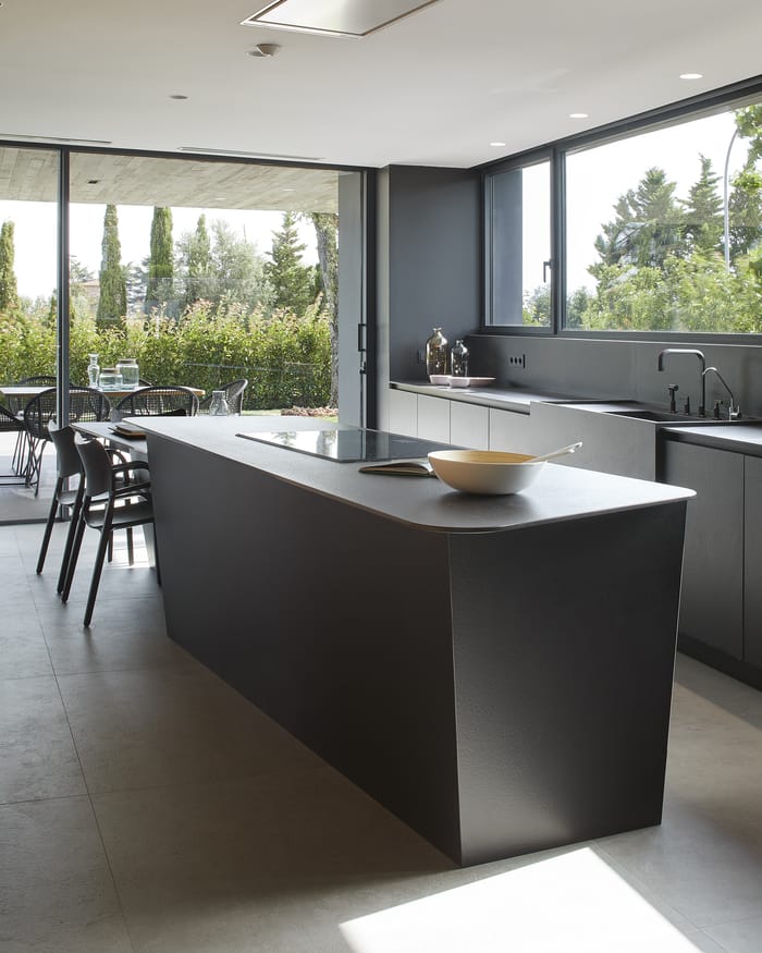 cocinas con isla y desayunadores, utilizada como zona de trabajo, comedor informal y área de interacción familiar. Cocinas con isla y desayunadores.