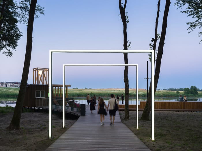 atardecer desde el parque con arcos de luces