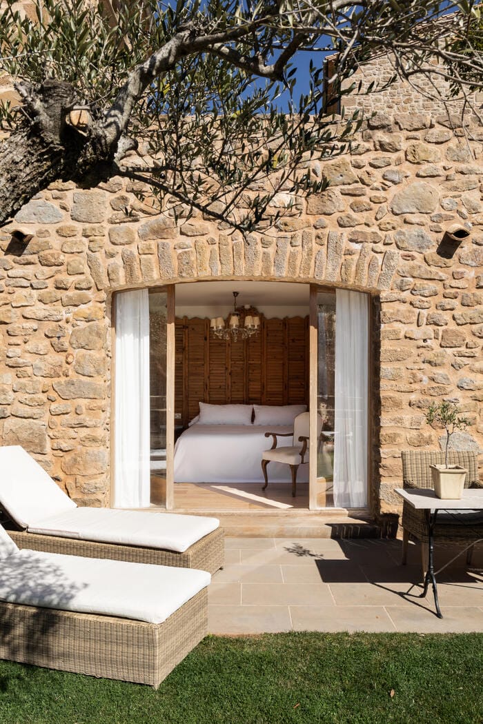 dormitorio con vistas a la terraza con naturaleza 