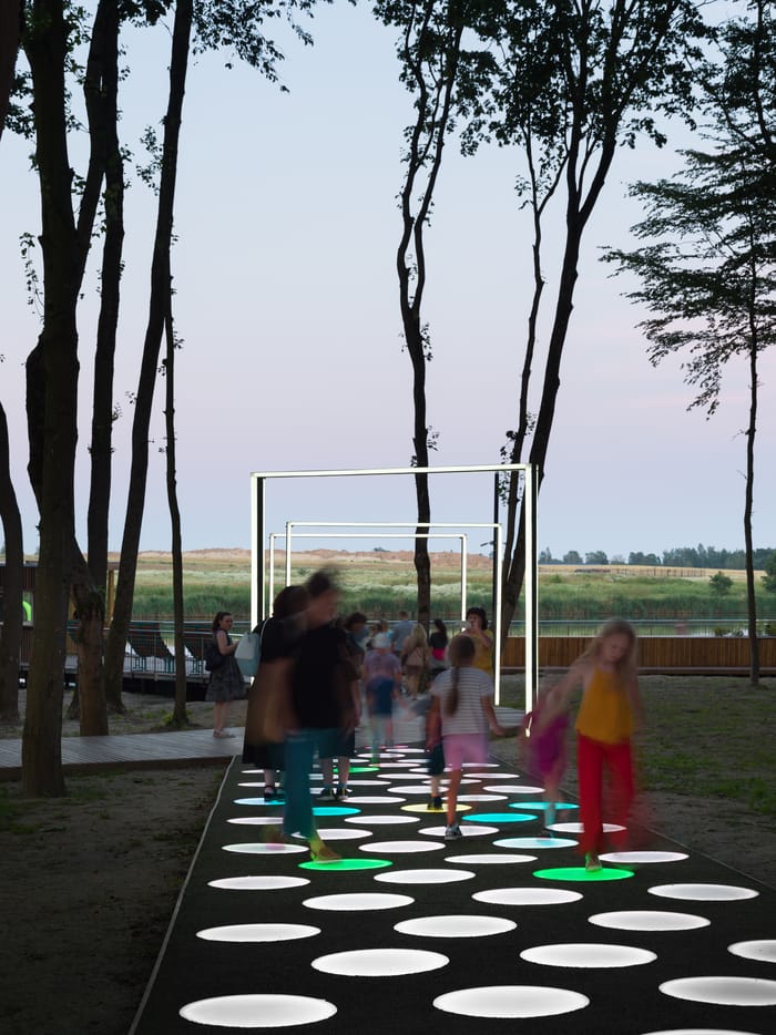 Luz y color en atracción turística de Guryevsk