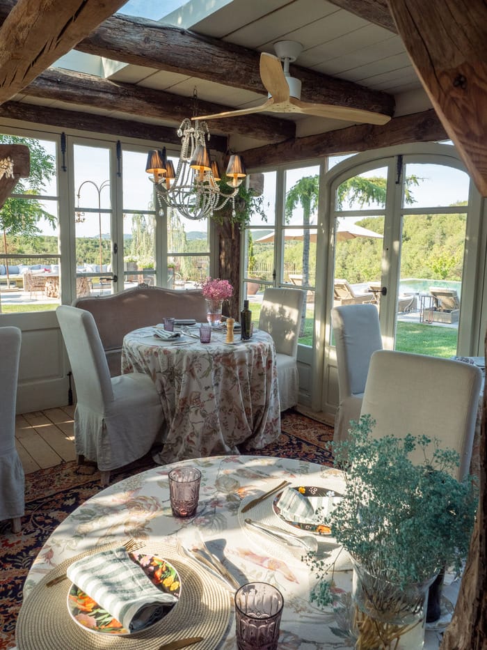 restaurante con ventanas transparentes con vistas al bosque