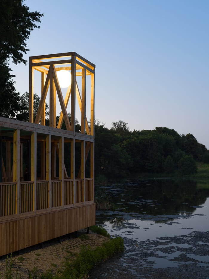 Faro luminoso y paisajes mágicos en Guryevsk Light Park