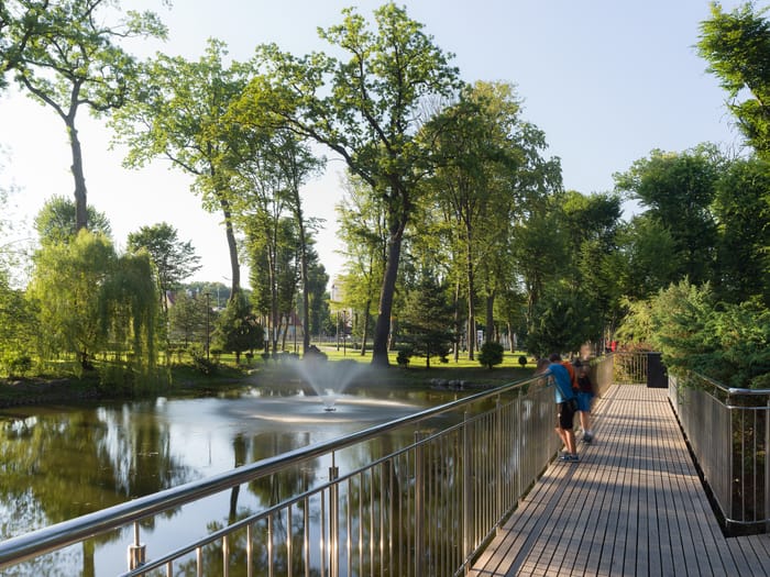 vistas de estanque en un parque futurista