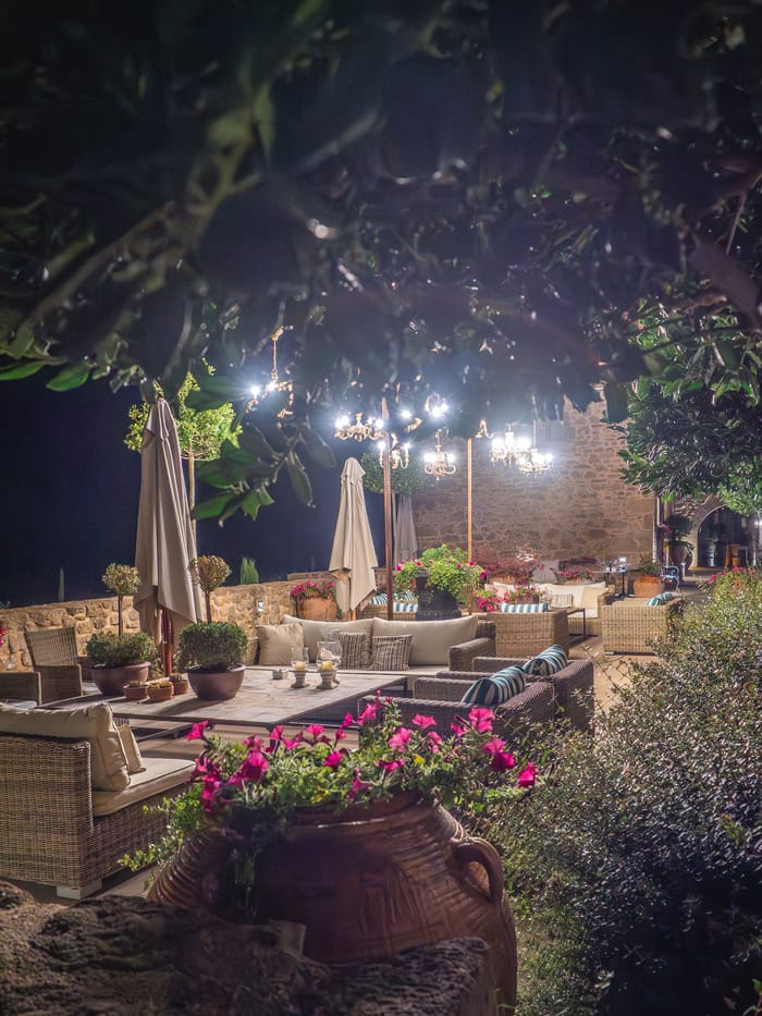 terraza en la noche con luces decorativas