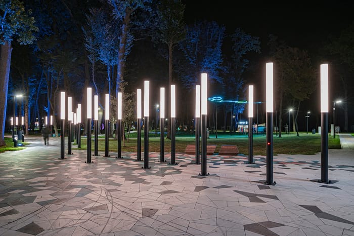 Luces futuristas y diseño moderno en el parque Guryevsk