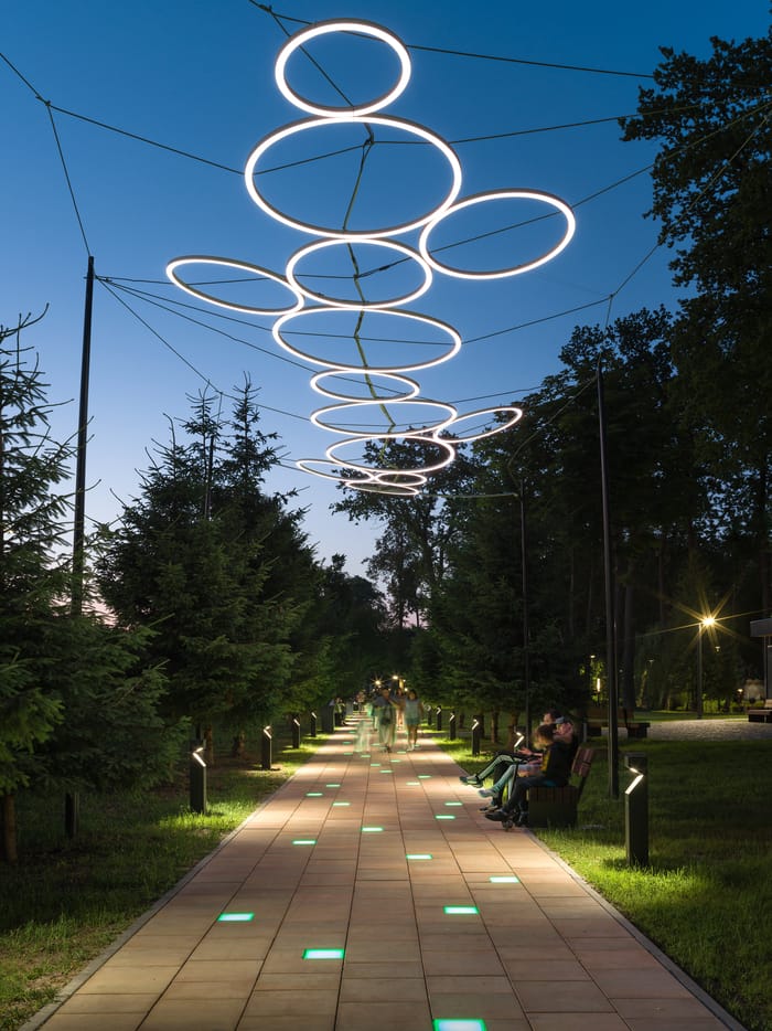 Un espacio público que brilla con luz y creatividad