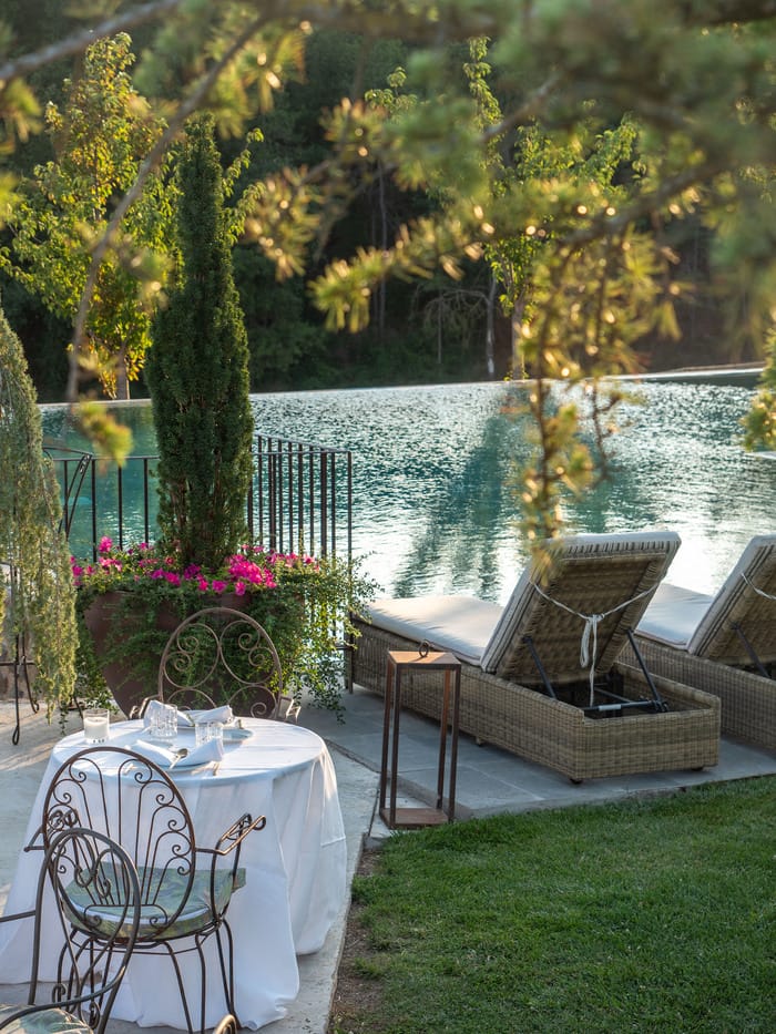 piscina rodeada de prados y bosques