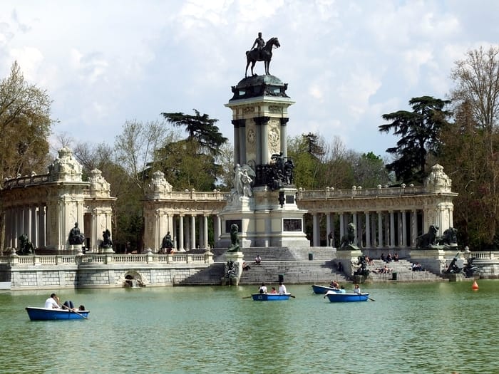 El parque del Retiro, un estanque maravilloso de un plan romántico