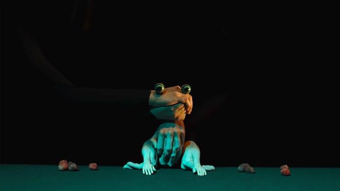 Detalle de manos manipulando marioneta con precisión y cariño.