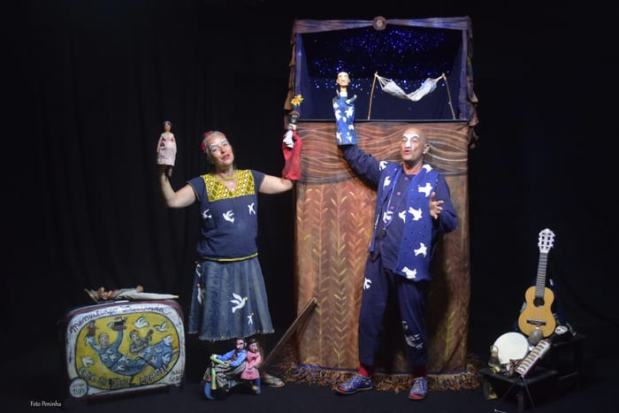 dos artistas vestidos animando