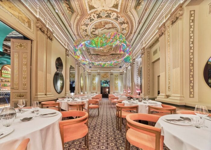 Vista del restaurante Torcuato con decoración ecléctica y elegante en plena calle Serrano de Madrid.