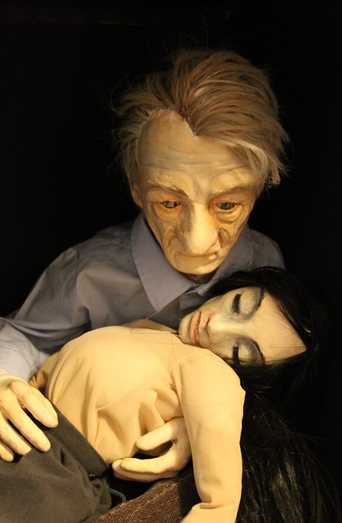 Escenario intimista iluminado por focos cálidos al atardecer.