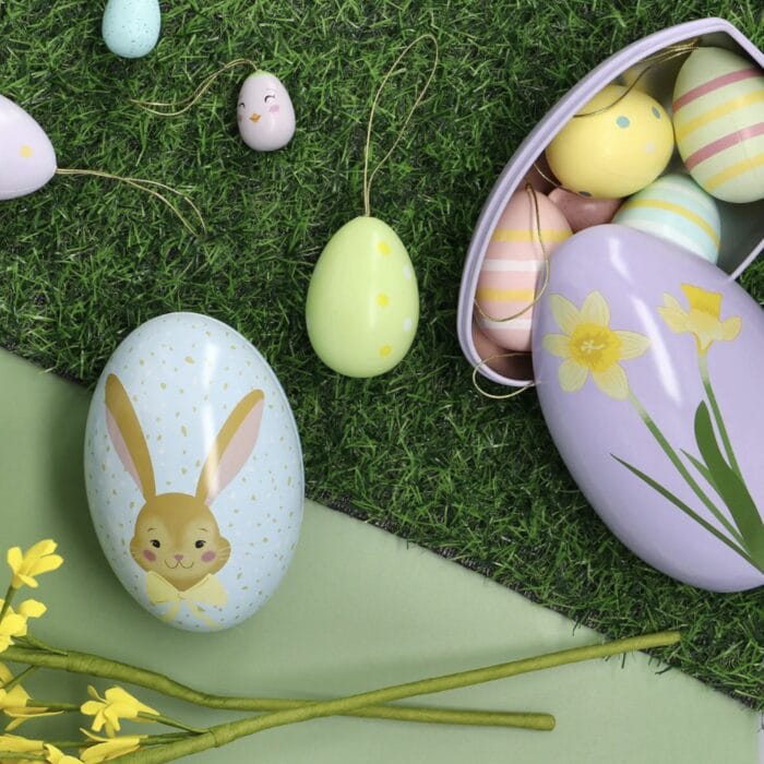 Mesa decorada con productos de Flying Tiger para Pascua: servilletas con conejos, huevos decorativos y centros de mesa.