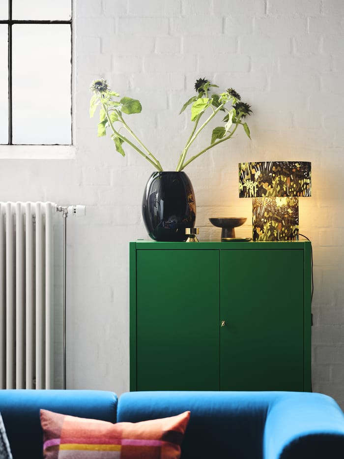 Armario escandinavo con puertas lisas y tiradores invisibles.