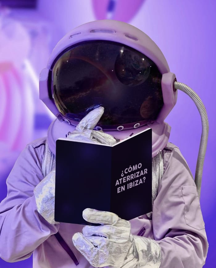 Semana Santa en Madrid persona disfrazado de astronauta para evento familair