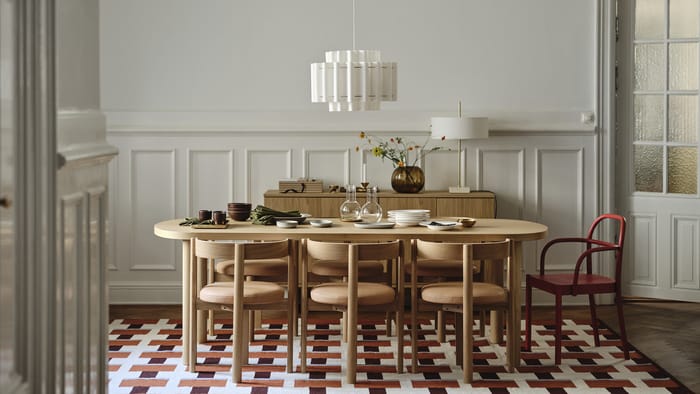 Mesa de comedor de madera reciclada con sillas de diseño nórdico.