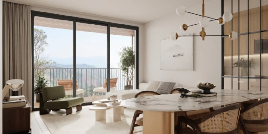 Salón pequeño decorado con tonos neutros y muebles ligeros para crear sensación de amplitud