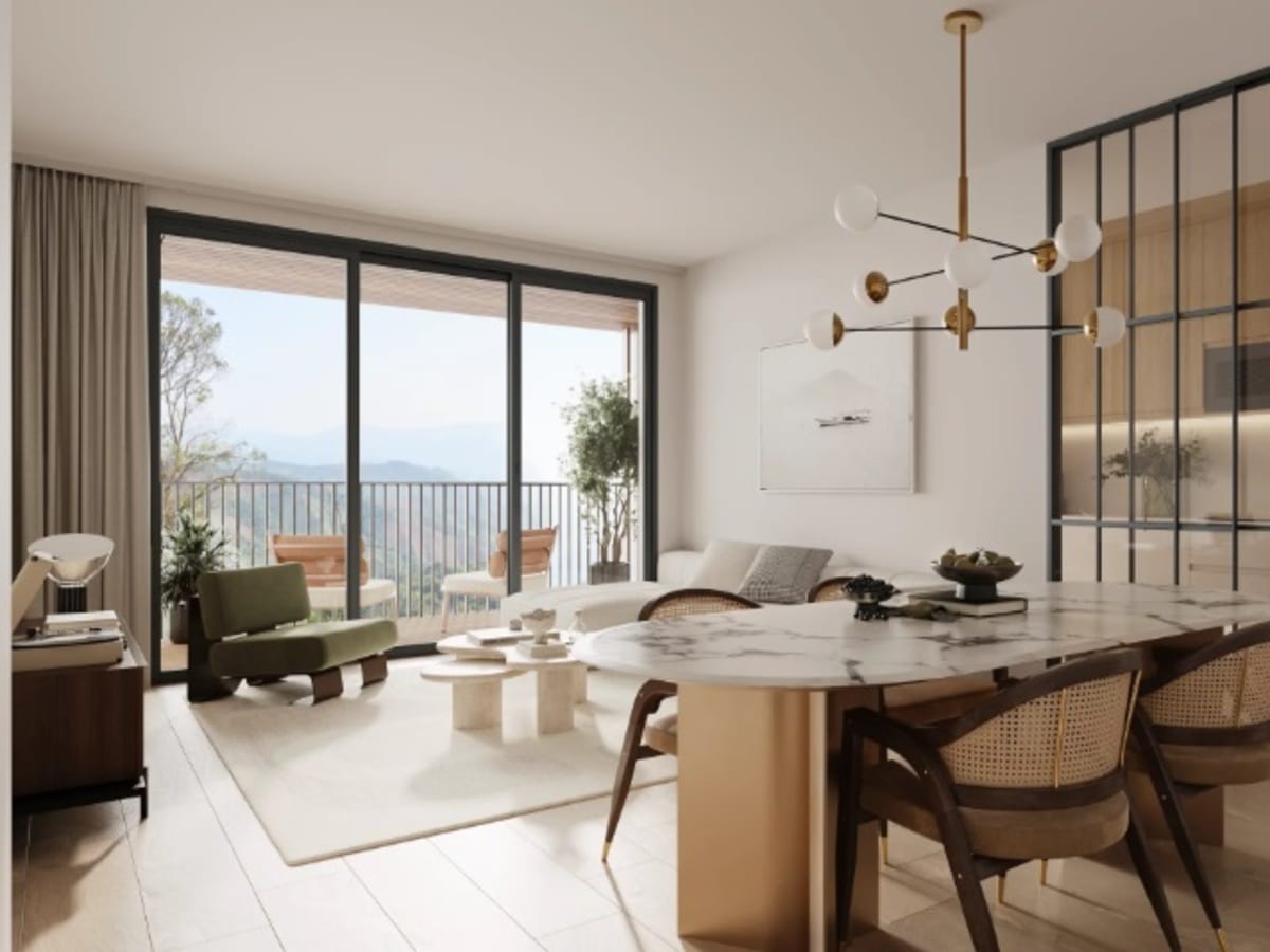 Salón pequeño decorado con tonos neutros y muebles ligeros para crear sensación de amplitud