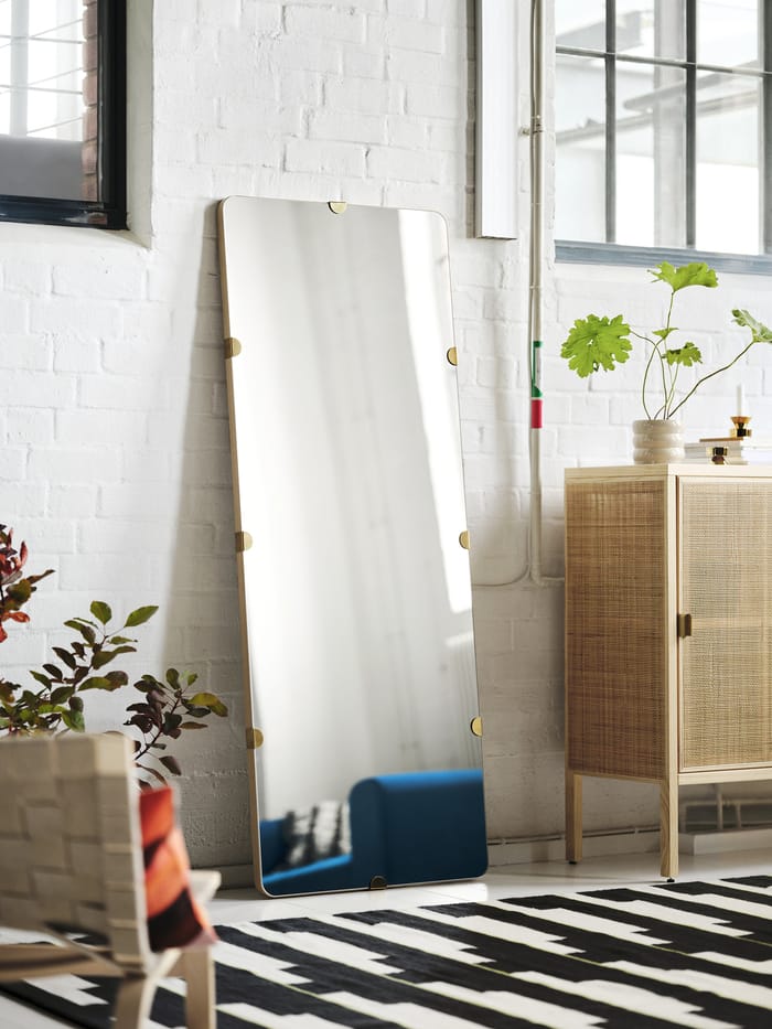 espejo rectangular con bordes de madera