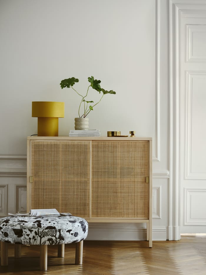 mueble de madera con lampara amarilla