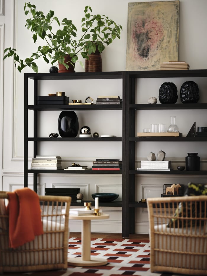 estantería de color negro y decoración nordica