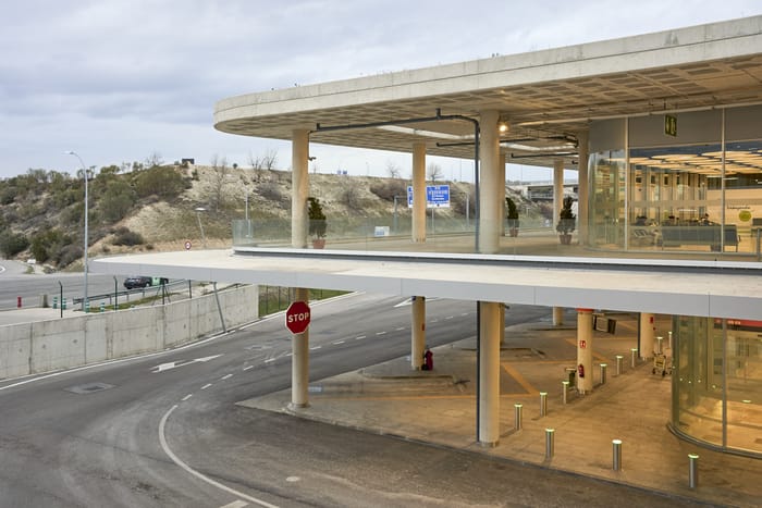instalación de más de 500 metros lineales de barandillas de vidrio comenza en la estación de autobuses de la terminal 4