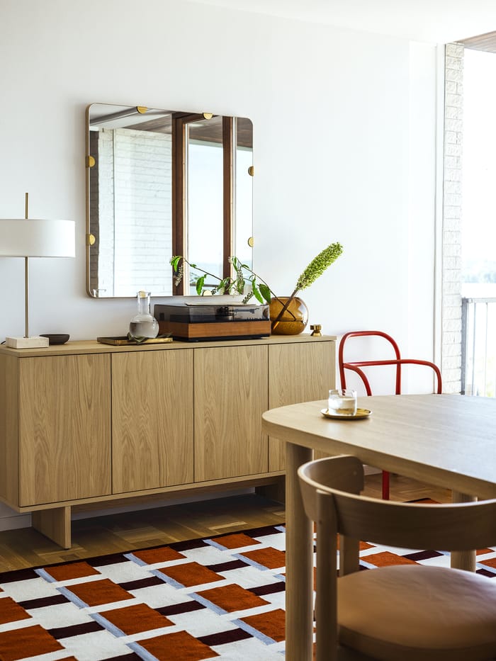 armario de entrada con gran espejo en el recibidor