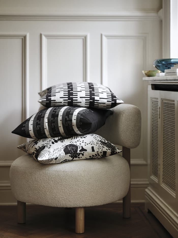 sillón blanco con cojines estampados