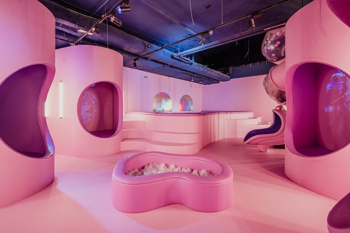 Sala inmersiva del museo interactivo Sweet Space decorada con tonos pastel y elementos de fantasía para Semana Santa