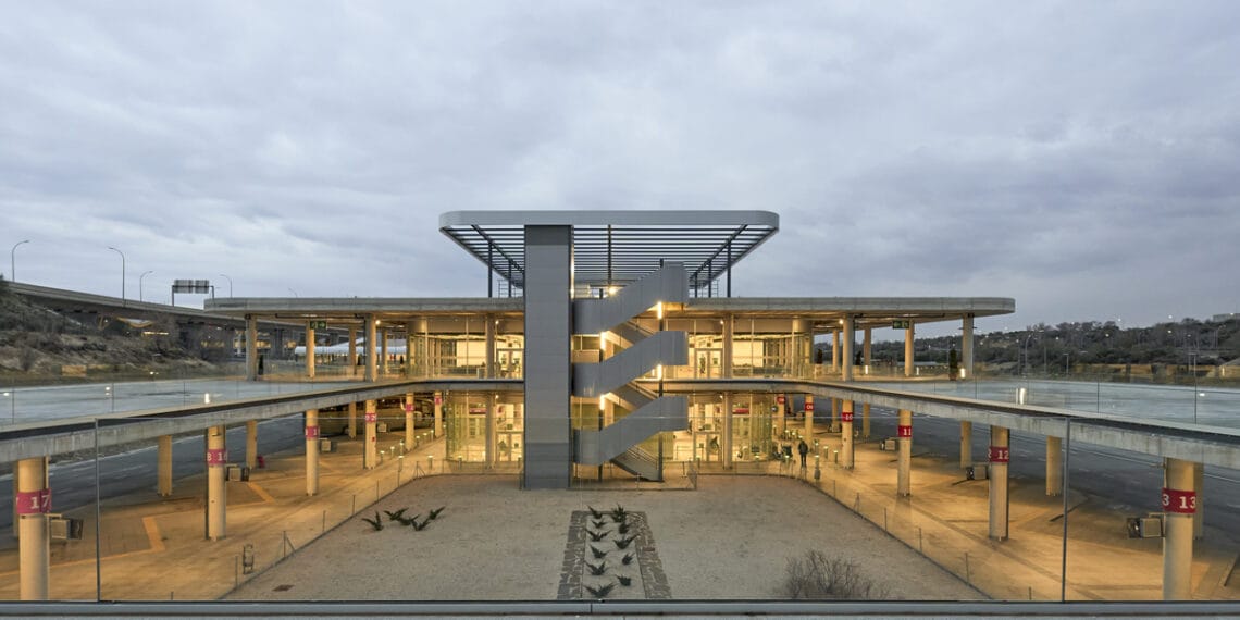 vista de la estación con las barandillas de vidrio de comenza integradas de forma estética y funcional en el diseño general del edificio